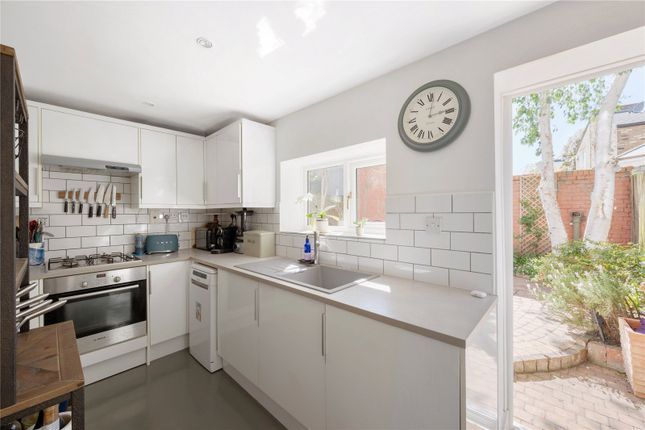 2 bed property, in Wandsworth Bridge Road, £550,000