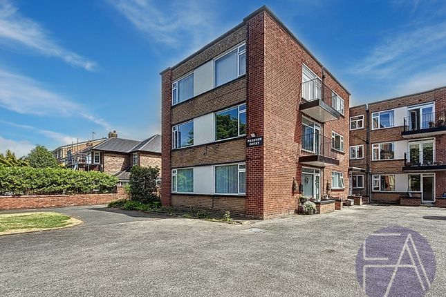 2 bed property, in Preston Court, £130,000