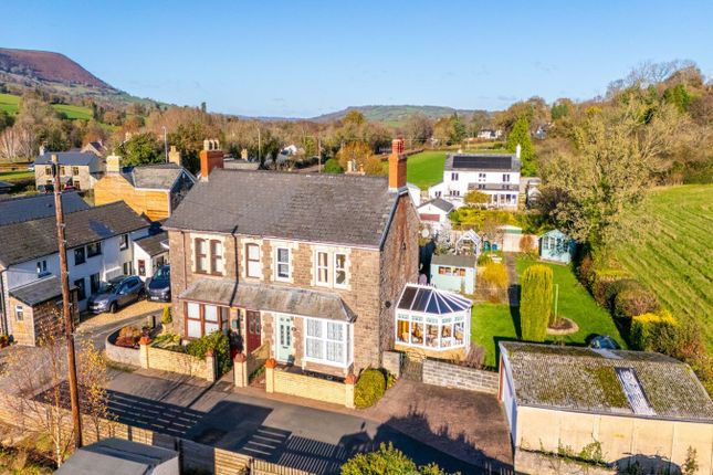4 bed property, in Pandy, £325,000