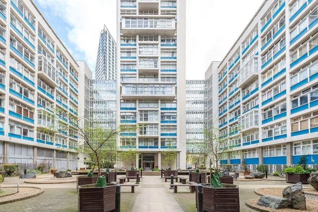 2 bed property, in Newington Causeway, £295,000