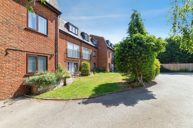1 bed property, in Mansfield Gardens, £230,000