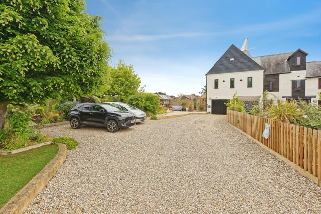 5 bed property, in Dent-De-Lion Court, £760,000