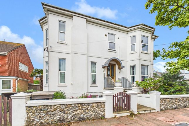 2 bed property, in Traslyn Court, £250,000