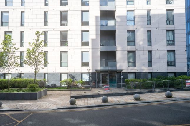 1 bed property, in Plaza Boulevard, £87,000