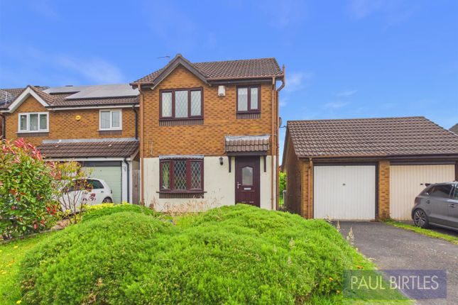 3 bed property, in Town Gate Drive, £300,000