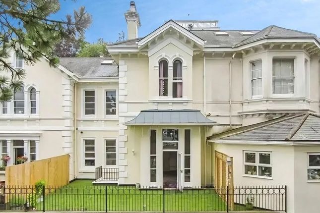 5 bed property, in Highwood Grange, £400,000