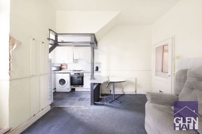 1 bed property, in Holly Park Road, £200,000