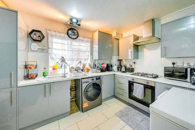 2 bed property, in Great Cambridge Road, £315,000