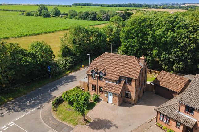 4 bed property, in Kinewell Close, £425,000