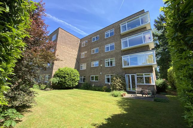 2 bed property, in Buckingham Close, £480,000