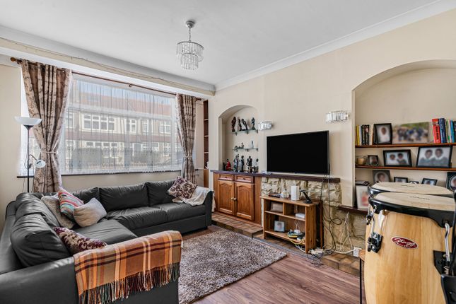 4 bed property, in Fieldend Road, £600,000