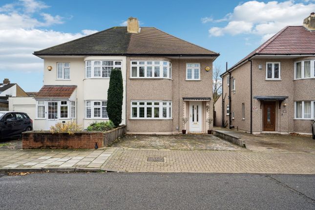 3 bed property, in Lulworth Drive, £749,950