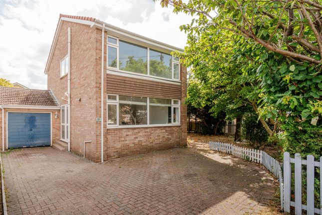 2 bed property, in Charlton Mead Drive, £375,000