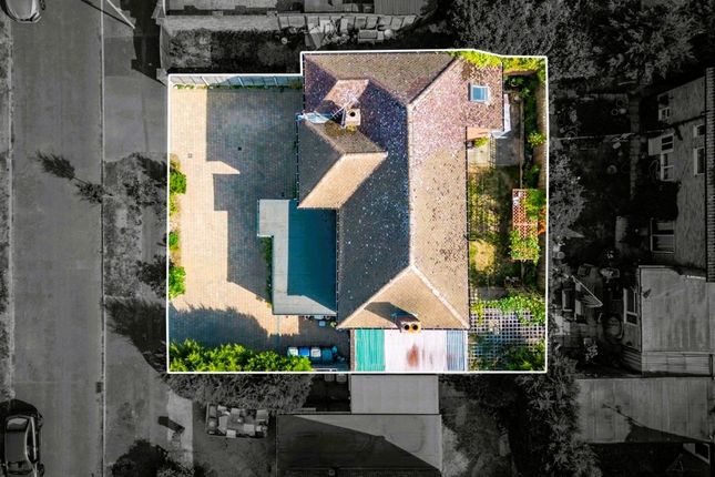 5 bed property, in Durnford Way, £650,000