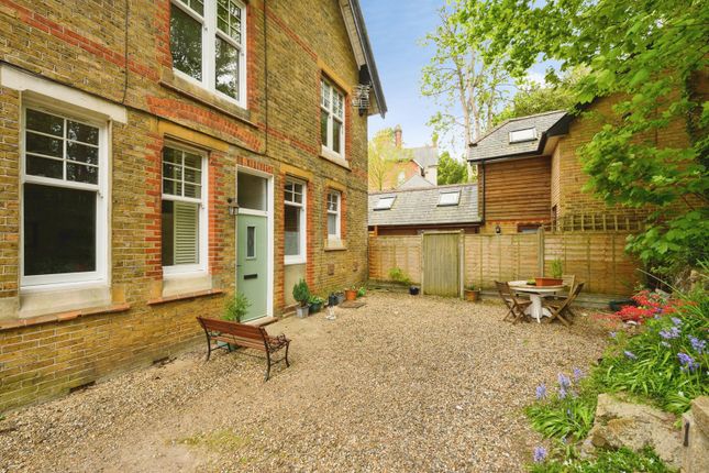 1 bed property, in Hayes Lane, £325,000