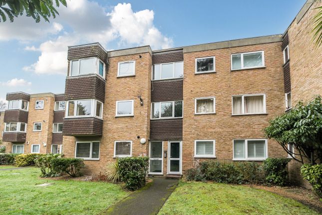 2 bed property, in Kemnal Road, £240,000