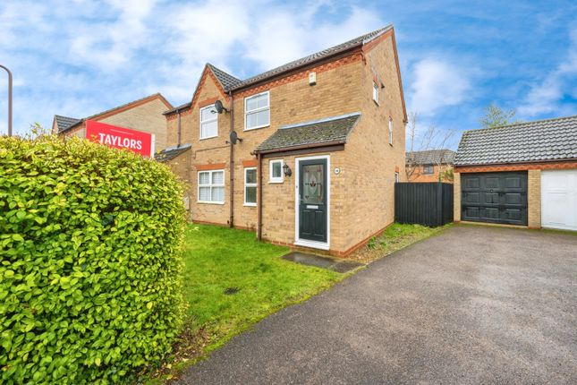 2 bed property, in Wood Close, £310,000