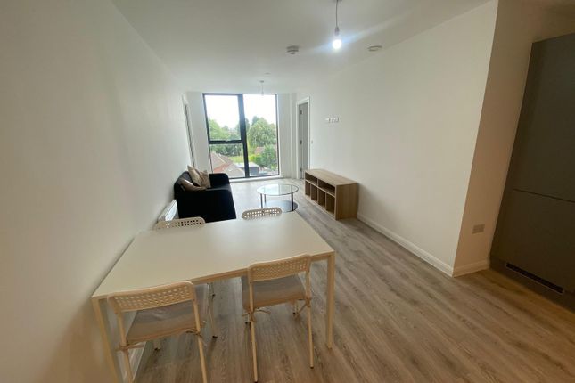 2 bed property, in Park View, £220,000