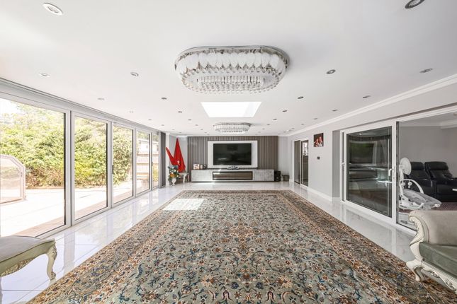 4 bed property, in Frays Avenue, £1,250,000