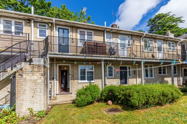 2 bed property, in Anglesea Road, £125,000