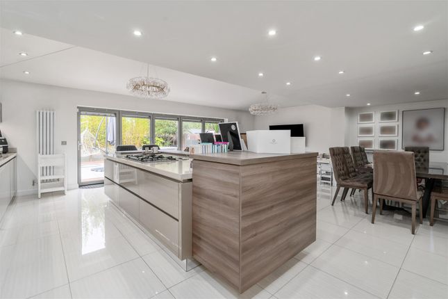 5 bed property, in Radlow Crescent, £550,000