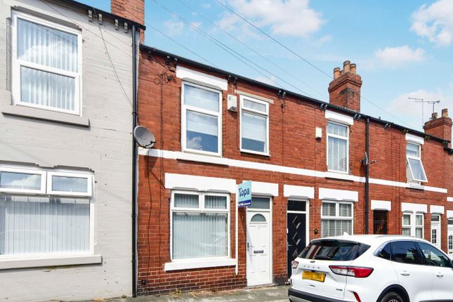 2 bed property, in Kelvin Street, £90,000