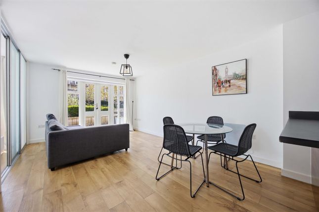 1 bed property, in Park Lodge Avenue, £248,000