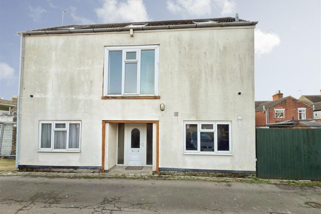 3 bed property, in Cross Keys, £180,000