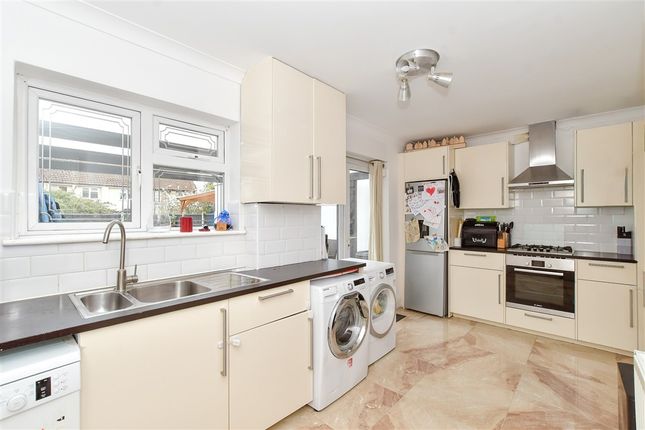 4 bed property, in Victoria Close, £450,000