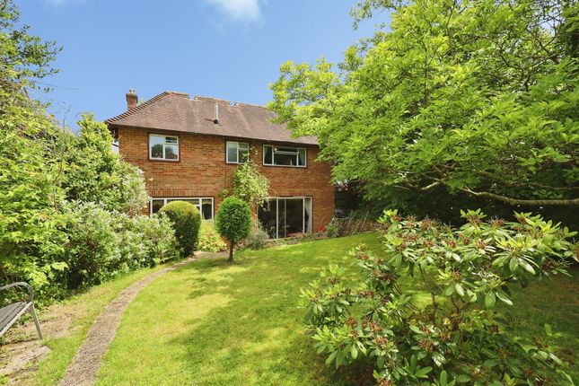 4 bed property, in Highlands Avenue, £750,000