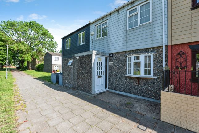2 bed property, in Viola Close, £280,000