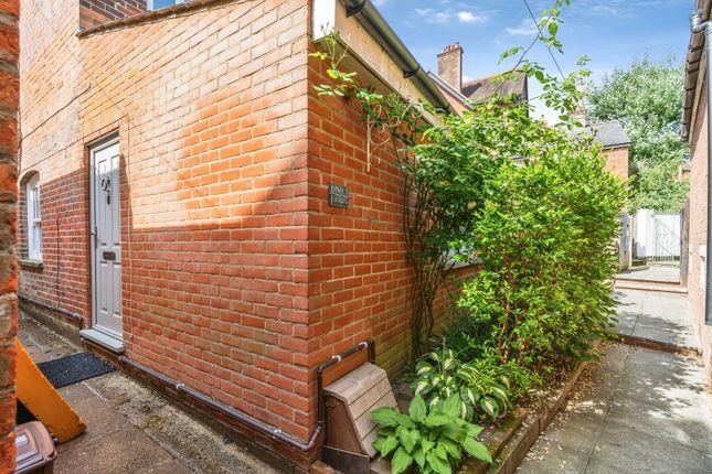 1 bed property, in High Street, £175,000