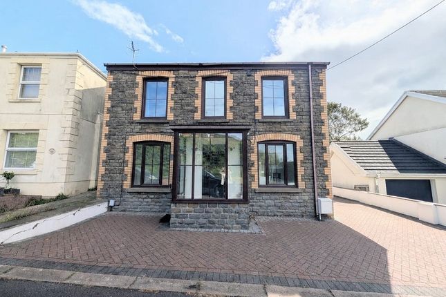 3 bed property, in Penscynor, £265,000