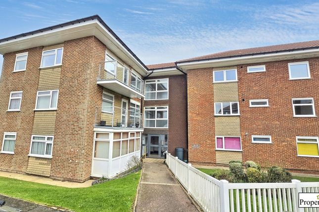 2 bed property, in Sutton Place, £190,000
