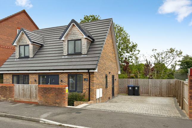 2 bed property, in Bridge Court, £250,000