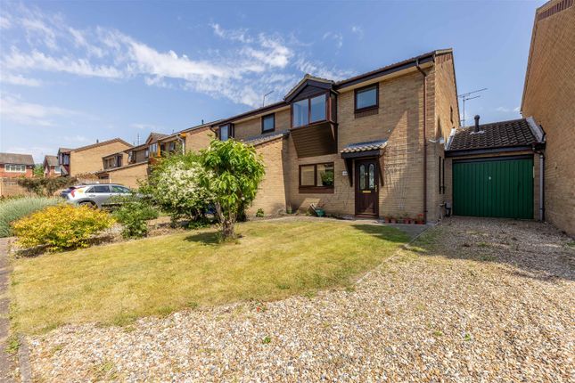 3 bed property, in Aylesbury Close, £270,000