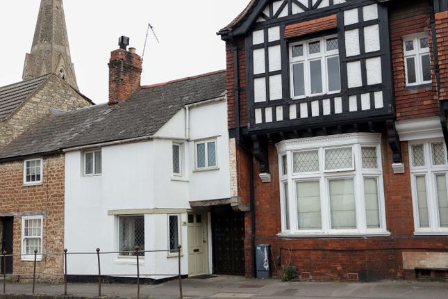 2 bed property, in Cricklade Street, £141,000