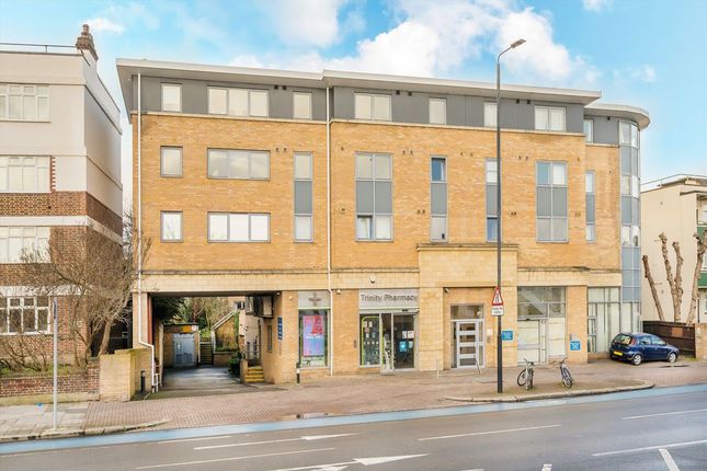 2 bed property, in Balham High Road, £450,000