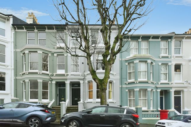 1 bed property, in Eaton Place, £230,000