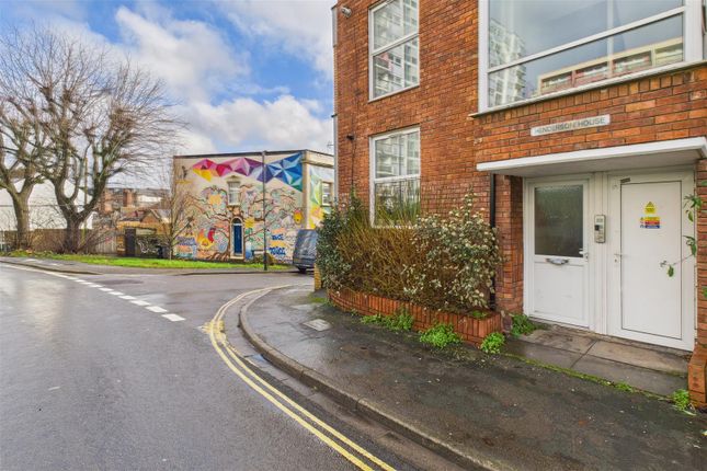 2 bed property, in Dove Street South, £250,000