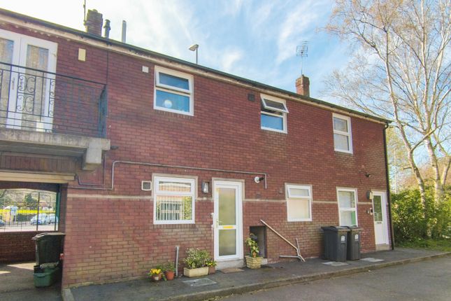 2 bed property, in Tandridge Court, £67,000