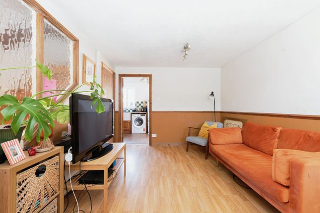 2 bed property, in Sonning Gardens, £370,000