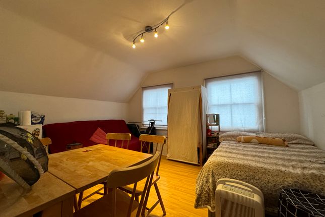 1 bed property, in Finchley Road, £205,000