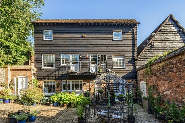 1 bed property, in Prebendal House, £310,000