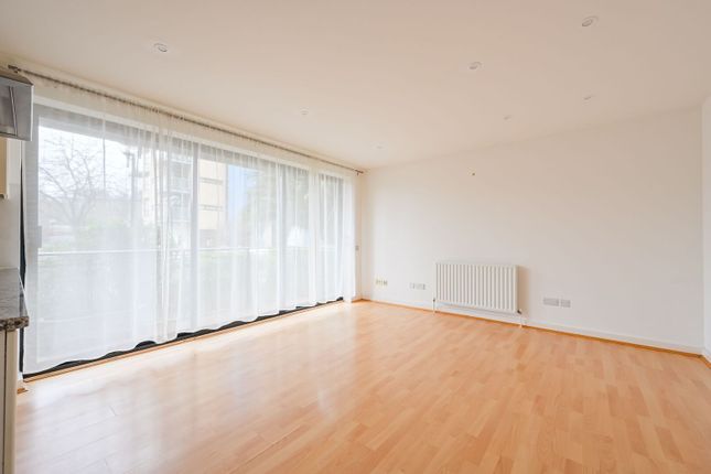 1 bed property, in Ocean Wharf E14, £270,000