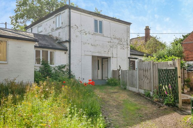 2 bed property, in Main Road, £145,000