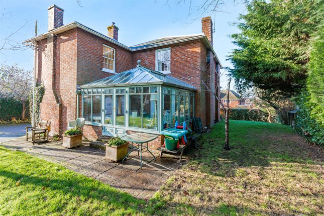 4 bed property, in Yalding Hill, £800,000
