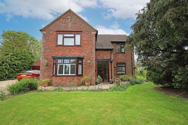 3 bed property, in Longfields, £394,350