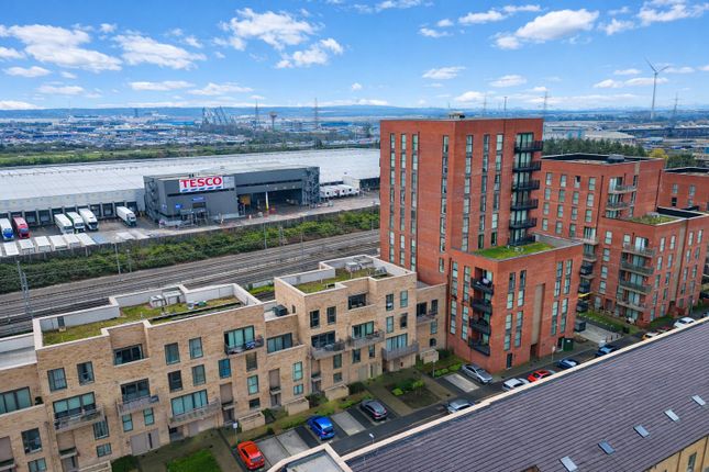 1 bed property, in Somerville House, £240,000