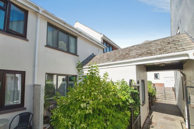 2 bed property, in Kerslakes Court, £140,000